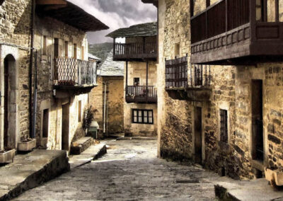 Imagen de una calle del casco viejo de Puebla de Sanabria